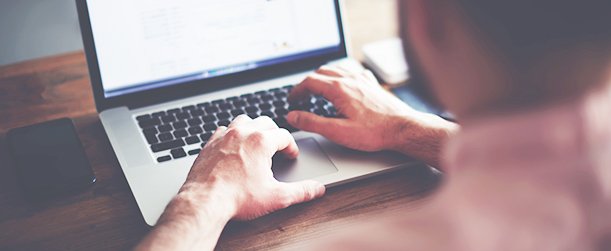 Mężczyzna korzystający z bezpłatnego dostępu wi-fi na swoim laptopie